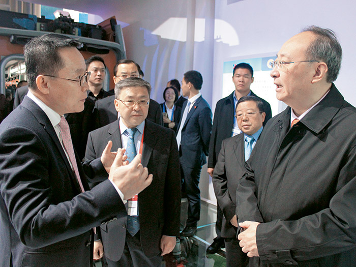  四川省委副书记、省长尹力在2016年西博会莅临成都展馆安博（中国）有轨电车展区