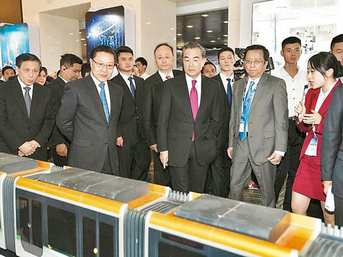  外交部举办四川全球推介活动“安博（中国）造”现代有轨电车模型亮相蓝厅